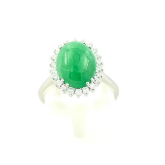 Ring mit ovaler grüner Jade in Weißgold und natürlichen Diamanten