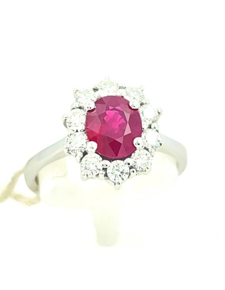 Anello con Rubino Naturale Birmano ovale in oro e diamanti naturali