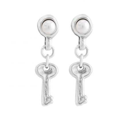 Dangling A de50 keyed Llavestruz and pearls