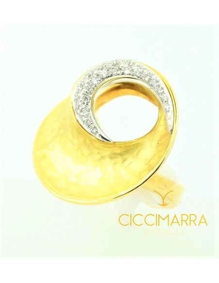 Vendorafa Ring aus gehämmertem Gold und Diamanten