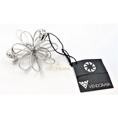 Vendorafa flower brooch, in white gold and diamonds