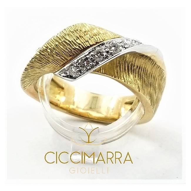 Anello Vendorafa nastro in oro giallo e brillanti