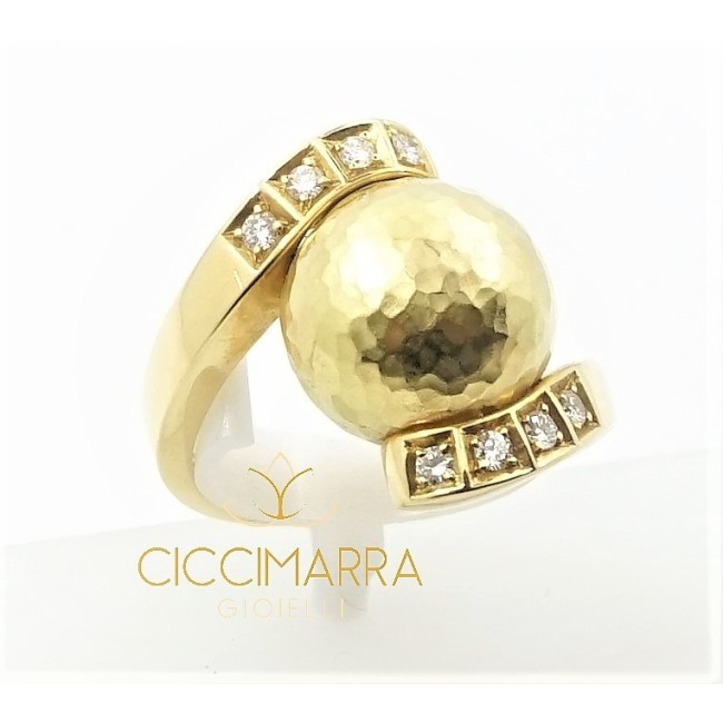 Vendorafa Sfera ring in hammered gold and diamonds