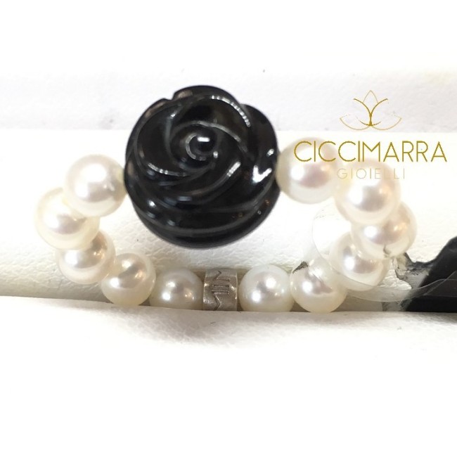 Elastischer Mimì Ring aus weißen Perlen und schwarzer Rose